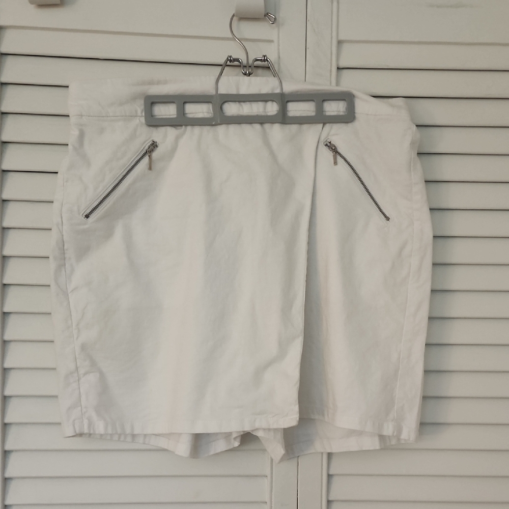 Addition Elle Cream Shorts. Linen Blend Skort